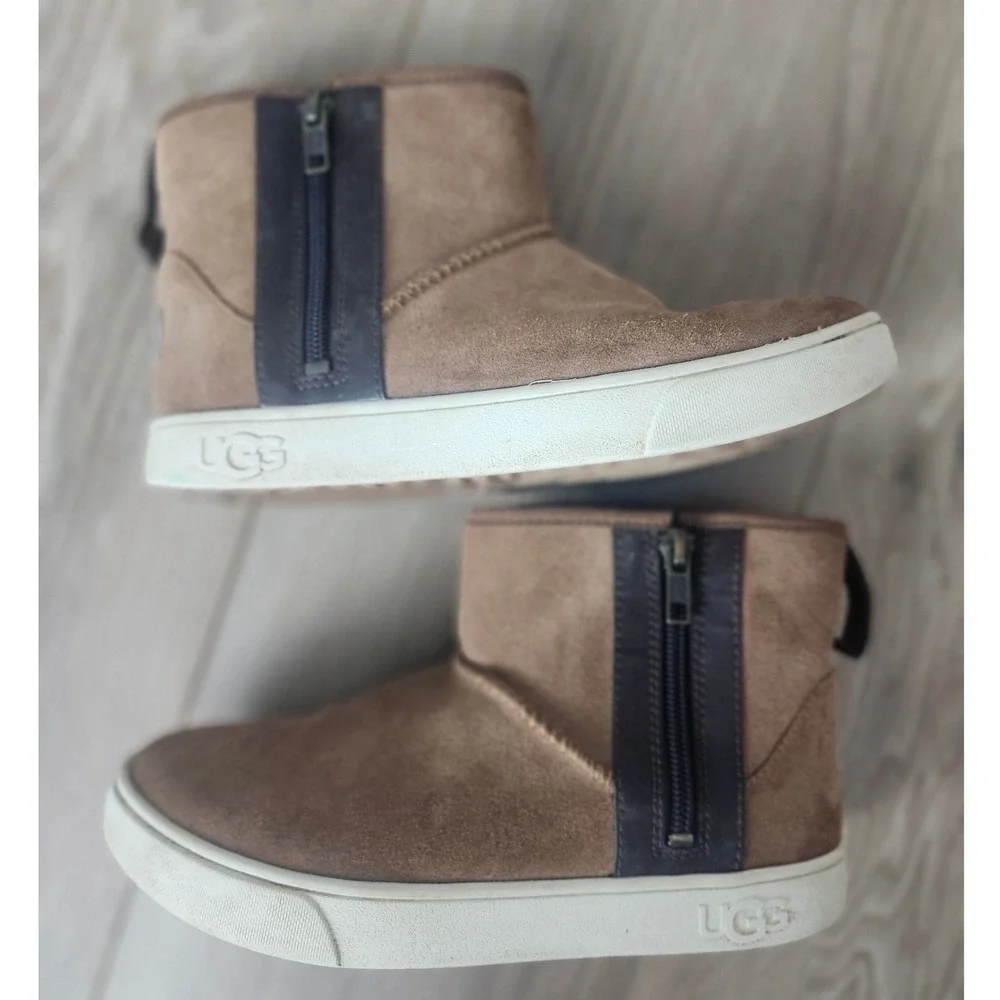 UGG Kids Adler Suede Double Zip Ankle Sneaker Boots Chestnut Brown Kids Size 4